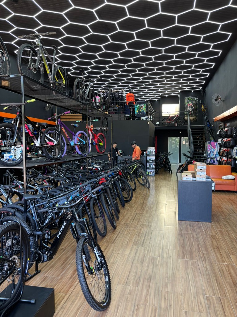 Interior da loja com bikes